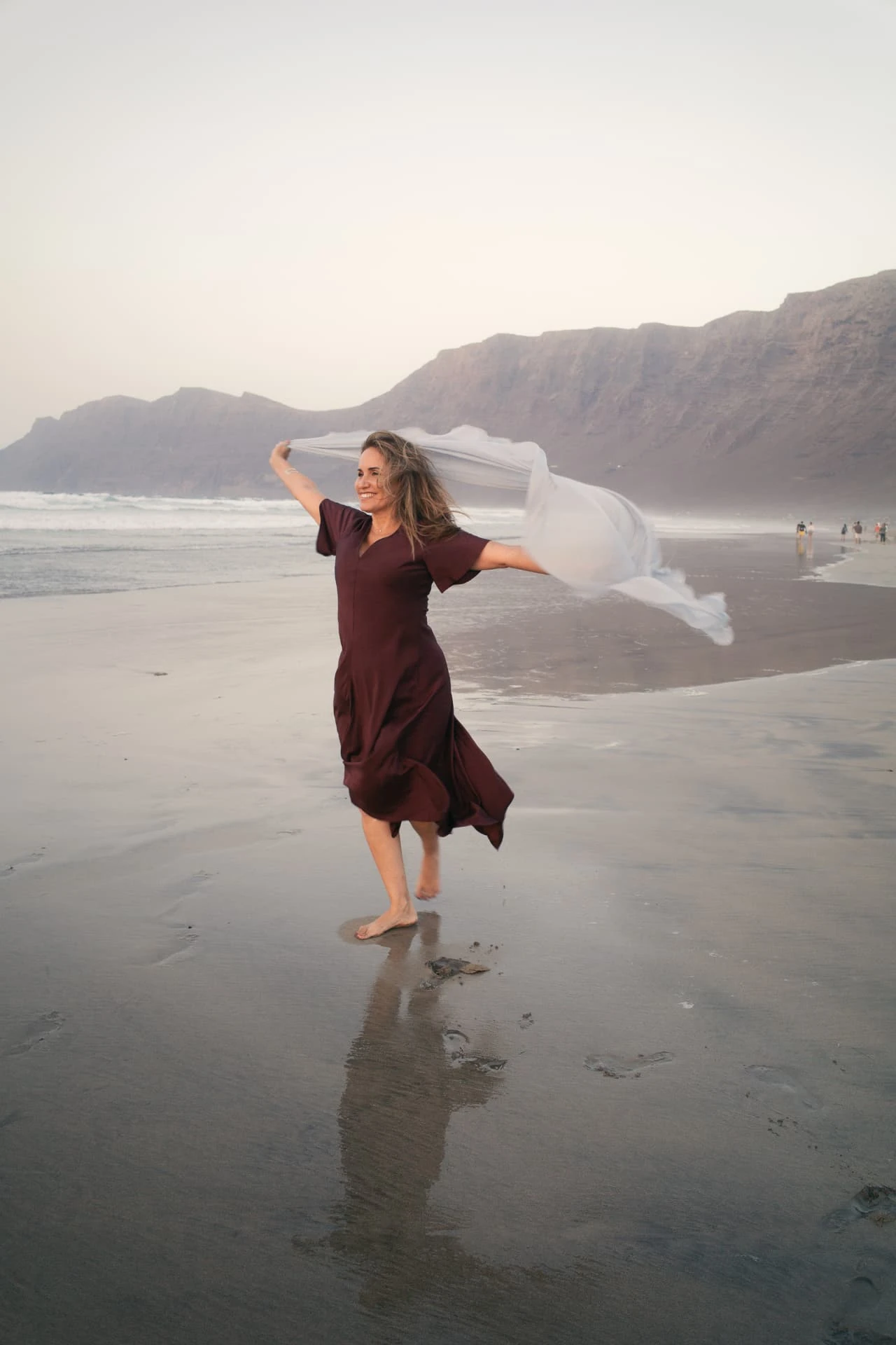 Fayna Curbelo en movimiento junto al mar en Famara, Lanzarote.