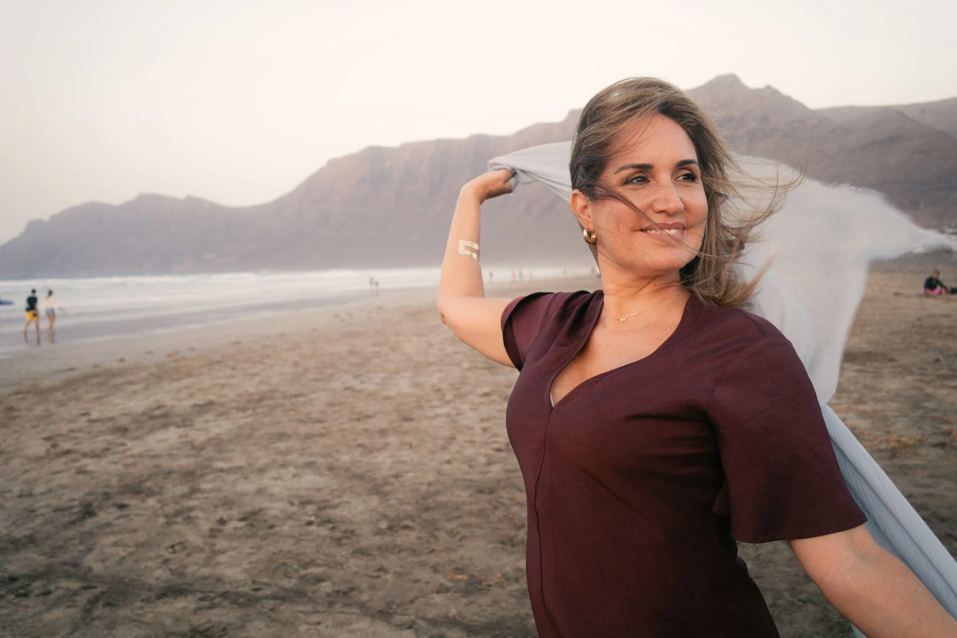 Fayna Curbelo en la playa de Famara, Lanzarote, con un pañuelo al viento.