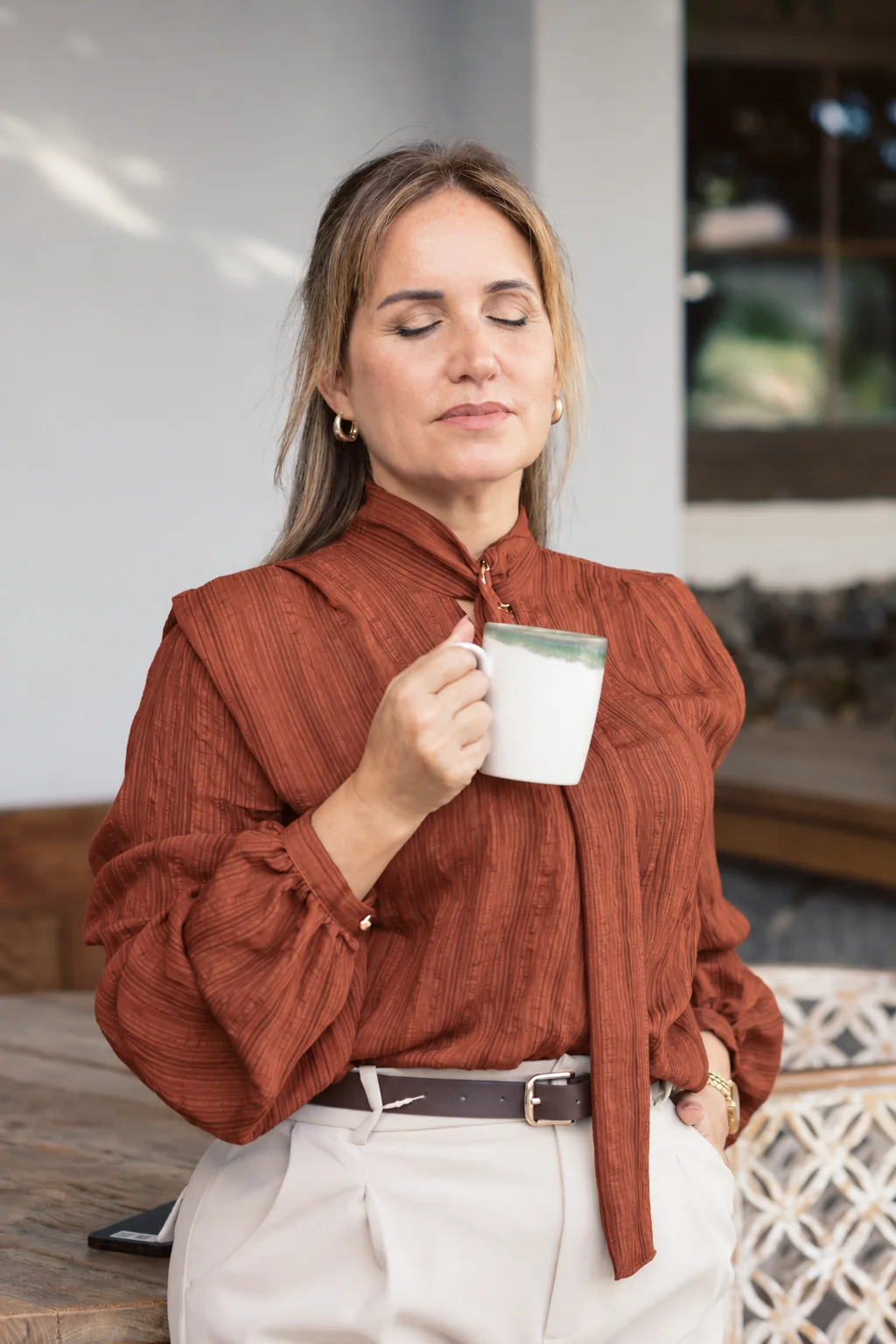 Fayna Curbelo con los ojos cerrados y una taza entre las manos.