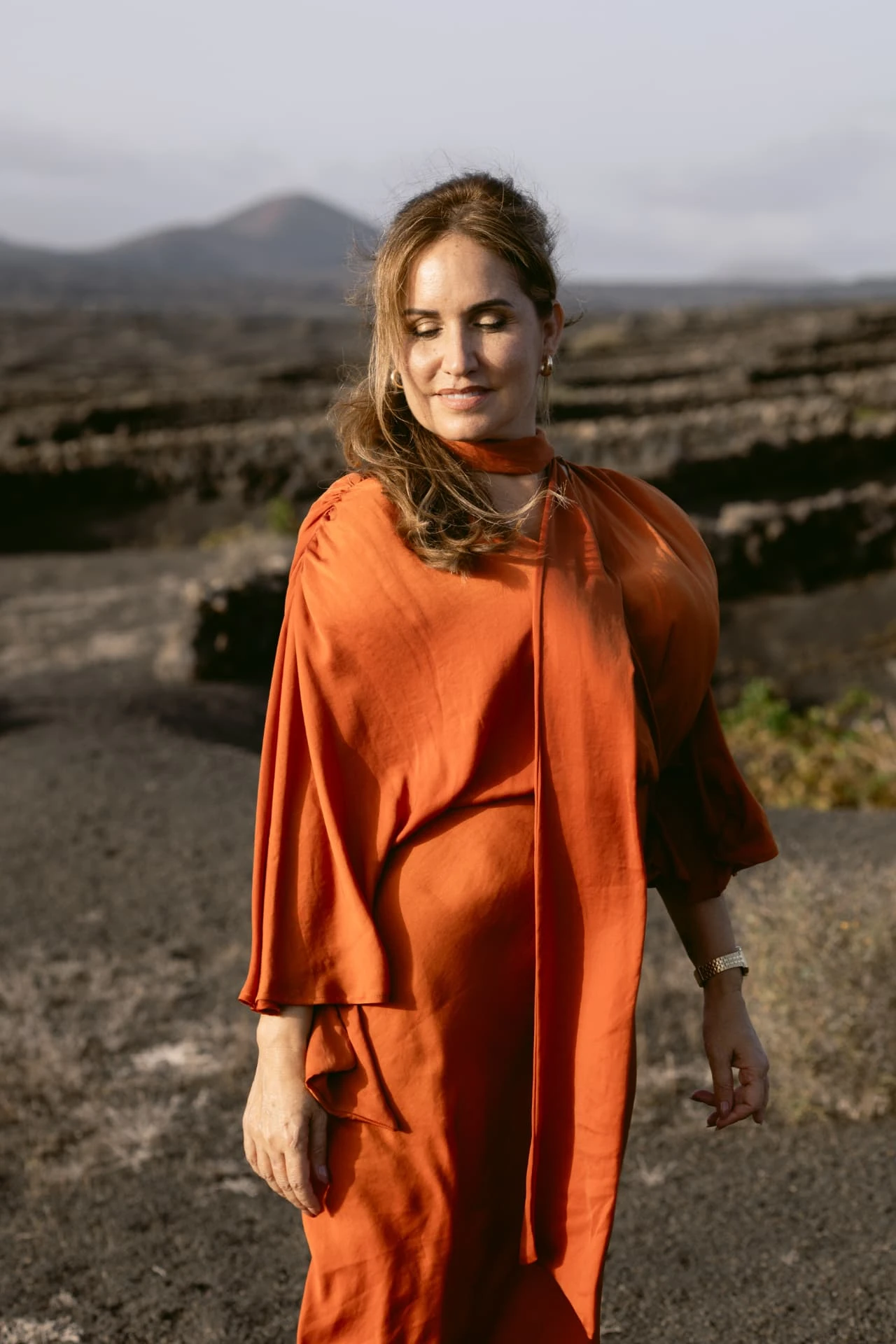Fayna Curbelo en el paisaje volcánico de La Geria, Lanzarote.
