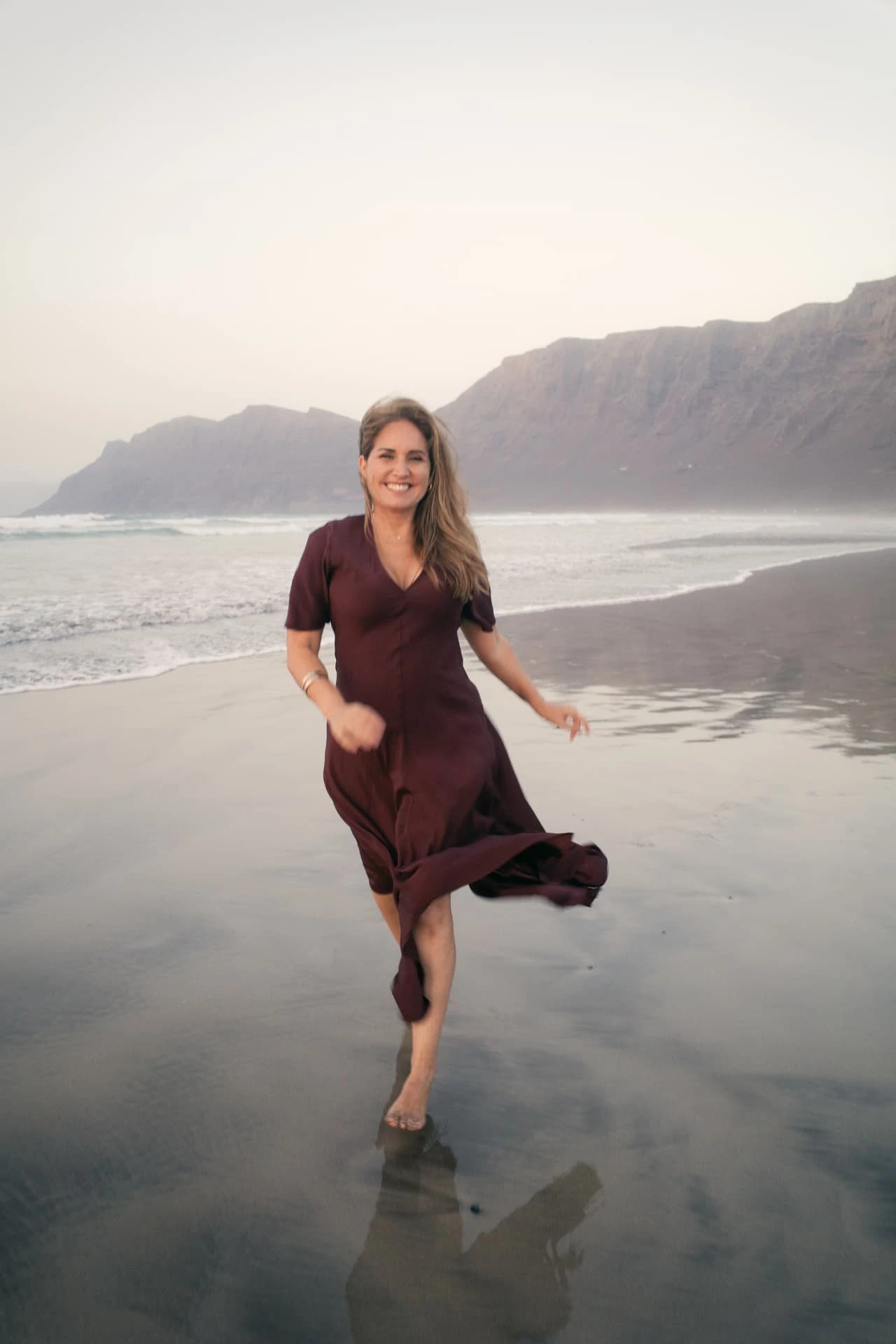Fayna Curbelo caminando descalza por la orilla de Famara, Lanzarote.