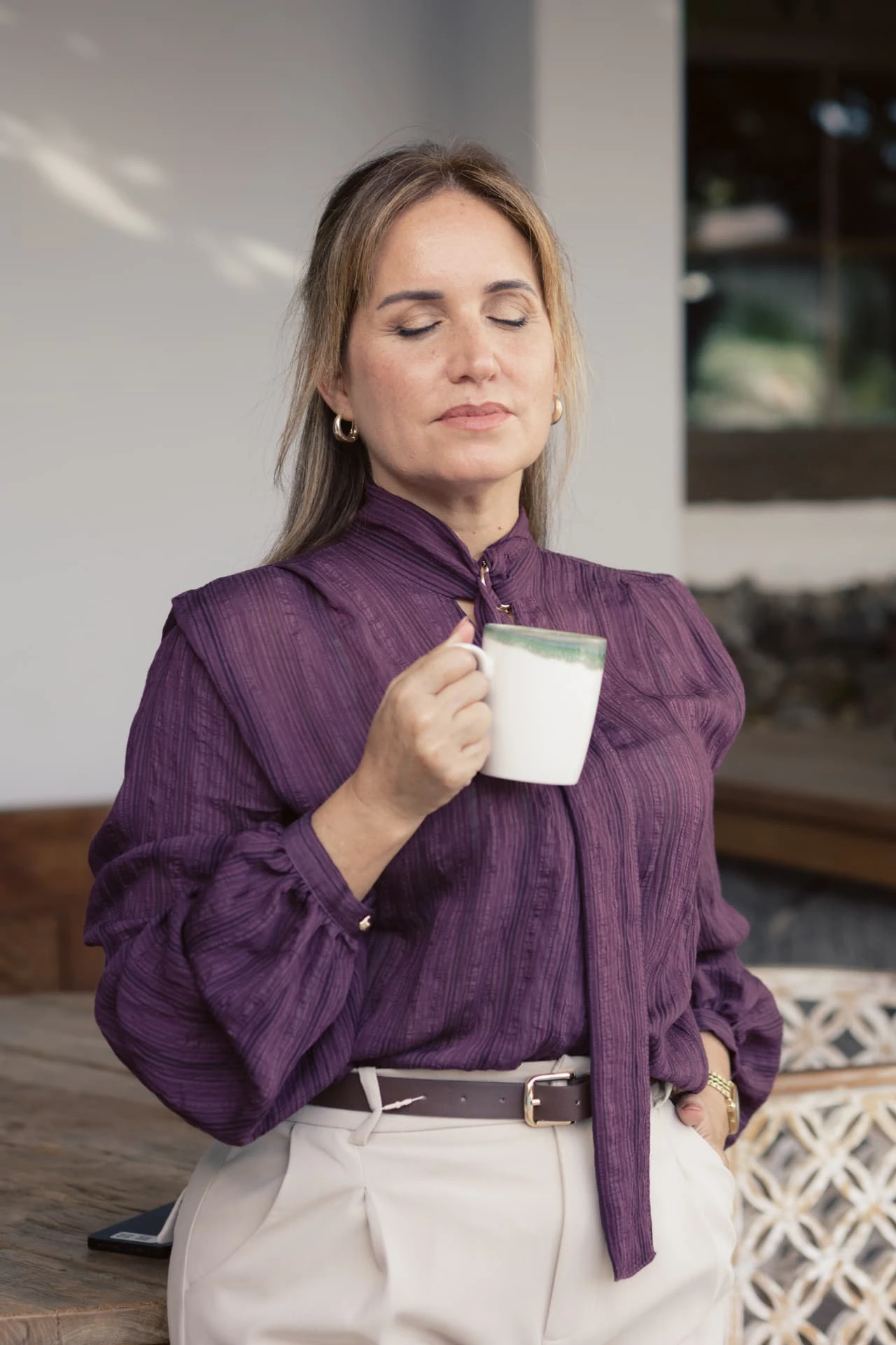 Fayna Curbelo con los ojos cerrados y una taza entre las manos.
